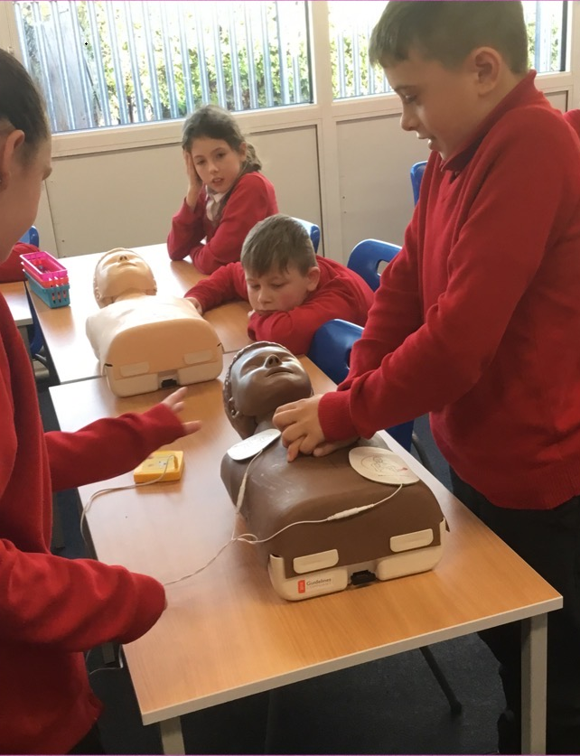 MerPolWirral's tweet photo. Yesterday day 2 #MiniPathfinders Project at Bidston Village Primary School
#MSE taught the pupils first aid.
@SLSEngland educated pupils on the dangers lending money.
#TeamBeb spoke about cyber bullying & how to stay safe online.
#Prevention #Evolve #OpSceptre #AntiBullyingWeek23 https://t.co/wFKepvXdbs