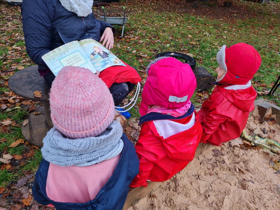 GreenbankPlay's tweet photo. It's book week scotland this week. 

We love reading outdoors, today we are going on a bear hunt! 
@BookWeekScot @Scottishbktrust
#thebearhunt #bookweekscotland #literacyoutdoors #greenbankWP https://t.co/RruhtLvj5M