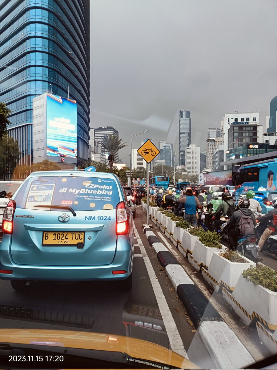 hubertusadi's tweet photo. sudirman arah semanggi macet total @RadioElshinta https://t.co/67p1TPuN8D