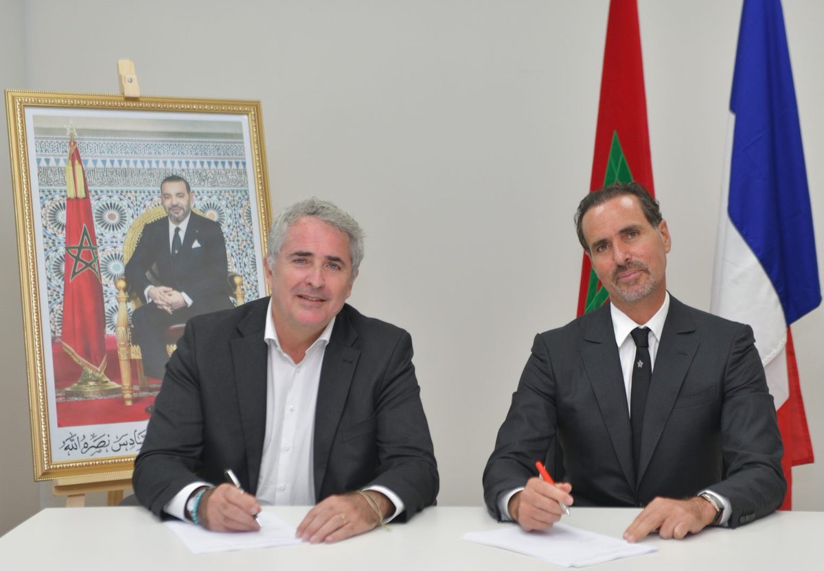 MoroccoIntel's tweet photo. 🇲🇦🔋| La société marocaine Falcon Capital Dakhla annonce un partenariat stratégique avec le français HDF Energy pour créer une centrale de production d'hydrogène vert dans la région de Dakhla, avec un investissement initial estimé à 2 milliards de dollars. 

Le projet, appelé "White Dunes", ambitionne une capacité de 10 GW en énergie éolienne, 7 GW en énergie photovoltaïque et 8 GW en électrolyseurs. 

Majid Slimani, DG de Falcon Capital : « Pour mener à bien ce projet, nous avons consacré près de deux années entières à l’étude de faisabilité. 

Durant ces deux dernières années, nous avons pu définir un design préliminaire du projet ainsi qu’un phasage sur une surface globale projetée de 150.000 Ha. 

Ce design a pu être obtenu notamment grâce à l’installation d’un mat de mesure ainsi que la mise en place d’une étude d’impact environnemental et social préliminaires et ce afin de déterminer les zones sensibles de la faune et la flore dans la région. »