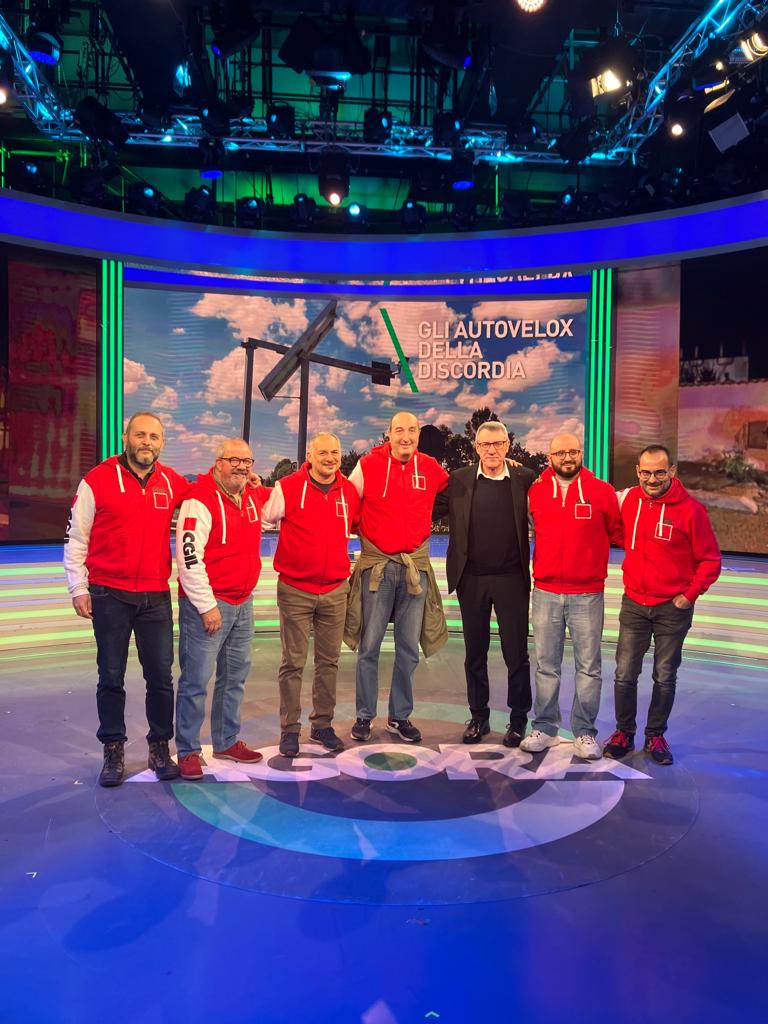 🟥Questa mattina, negli studi Rai di Agorà, gli operatori e i tecnici della trasmissione del terzo canale hanno accolto il segretario generale #MaurizioLandini con la felpa della #CGIL 

#AdessoBasta #17novembre