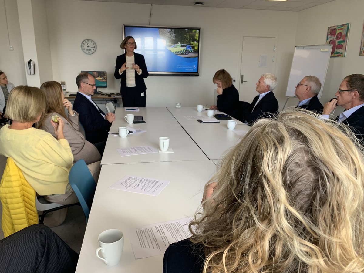 HolgersenTrine's tweet photo. Godt idag at kunne fortælle Sundhedsstrukturkommissionen om den nye lægevagt i @regionsjaelland Ny lægevagt med fokus på samarbejde på tværs af sektorer og faggrænser, læger, sygeplejersker og paramedicinere. #Sundpol #Sundhedskom @jesper_fisker https://t.co/uIelSAylOz