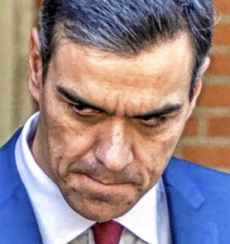 Cienrosas's tweet photo. Por la puerta de atrás.

Cobarde miserable.

#investidura 
#investiduraEsp https://t.co/hX2xQGSloW