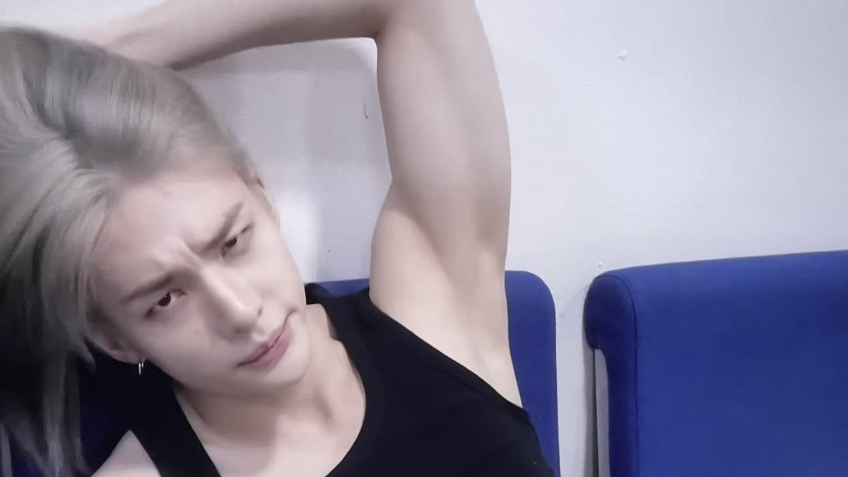 BossFrayyy's tweet photo. Hwang Hyunjin flexing. Lord help https://t.co/A5hgjOIDWL