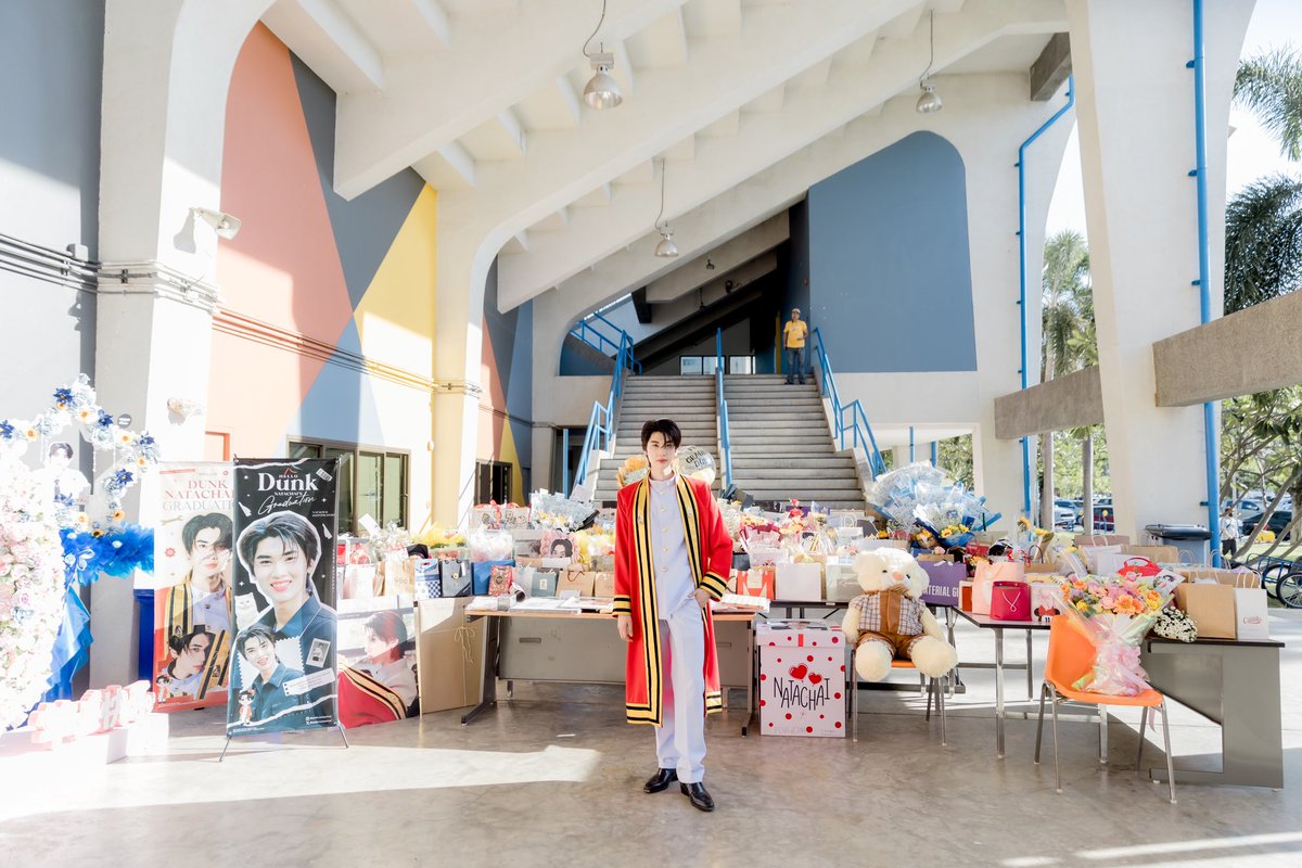 Dunk_OfficialTH's tweet photo. 🎓 #ตะโกนดังดังว่าดังเรียนจบแล้วครับ ❤️

ขอบคุณสำหรับของขวัญร่วมแสดงความยินดีกับ ดัง ณัฎฐ์ฐชัย ด้วยนะครับ ขอบคุณแฟนคลับทุกท่านที่คอยสนับสนุนและมอบกำลังใจให้ดังมาโดยตลอด

We’re so appreciate for your kindness &amp; support for Dunk Natachai. 

@dunknatachai #dunknatachai #dunkmeow https://t.co/KXsP47sD6v