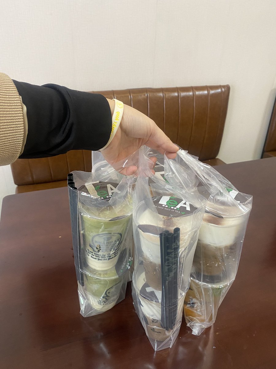 Trangxingg's tweet photo. Cà phê thì nắng mưa nóng hay lạnh nó đều hợp hay sao ấy nhờ 🤣🤣🤣
#loveX #giảitrí https://t.co/UT4jLuXp1v