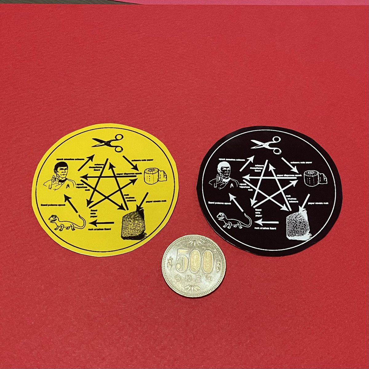 mihaeru_denen's tweet photo. ステッカー作品の紹介
Rock, Paper, Scissors, Lizard, Spockステッカー。私の大好きなドラマThe Bigbang Theoryでお馴染みのスポックジャンケンを図解したものです。
これもかなり初期の作品で最近は全然印刷してませんでした。
#thebigbangtheory 
#rockpaperscissorslizardspock 
#sticker https://t.co/gXVOBMnuSN