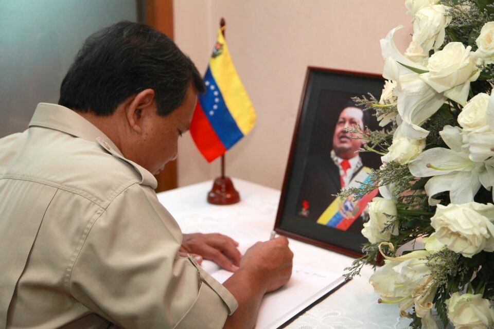 dom_otk's tweet photo. Boleh skeptis, tapi pahami dulu dari dekat. Ketika orang yg sempat dianggap fasis itu sampaikan dukacita atas wafatnya pemimpin Kiri paling terkemuka di Amlat setelah Fidel Castro, Hugo Chavez (2013). Chavez menginspirasi dunia bahwa ada alternatif selain neoliberalisme. https://t.co/56HIdT7NqC