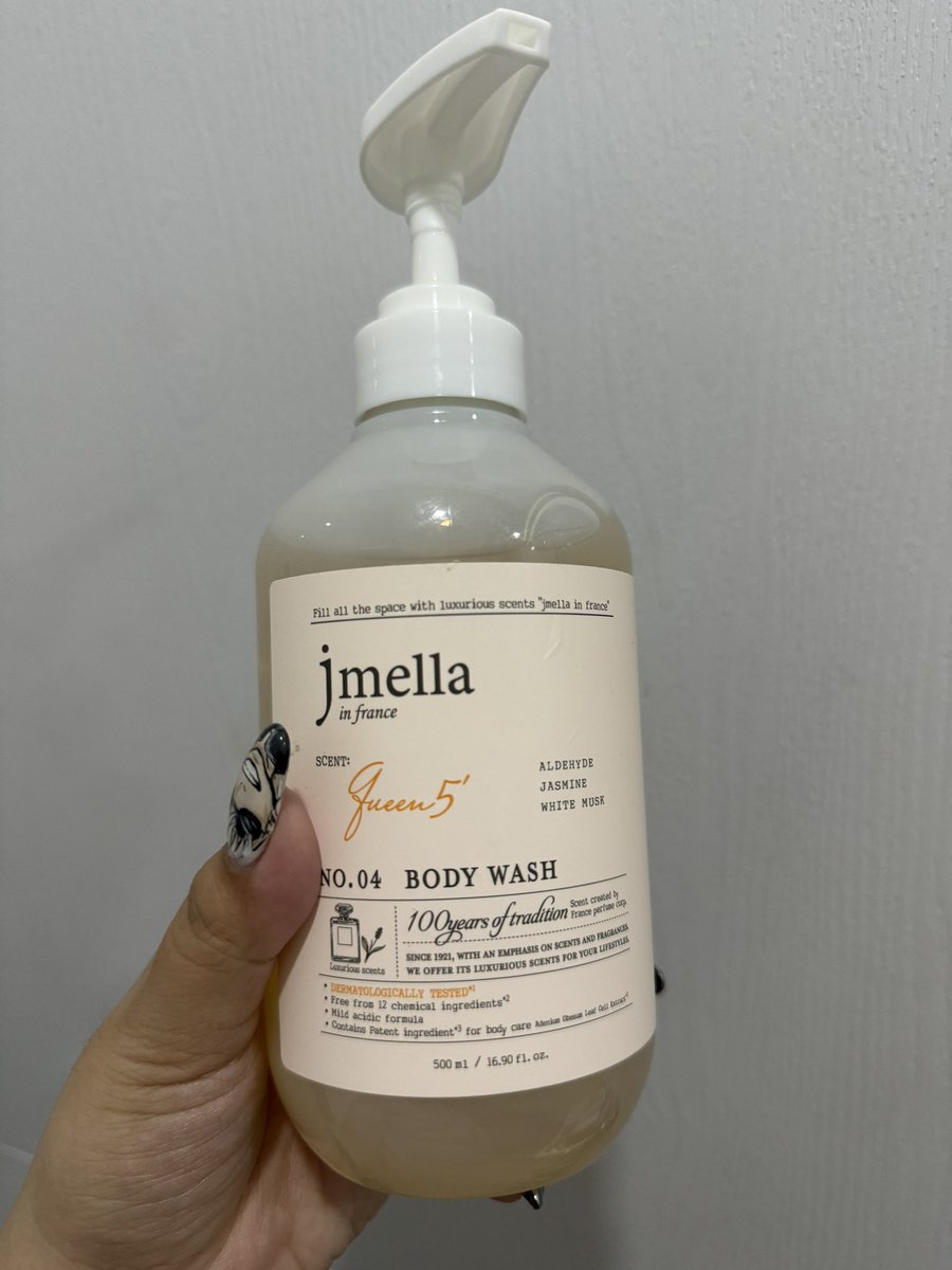 hbker07's tweet photo. Jmella no.04 กลิ่นเหมือนน้ำหอมชาแนล no.05 เอาดีๆไม่เล่น ในห้องน้ำใช้อันนี้ วันนั้นเพื่อนมานอนห้องหลายคน ทุกคนอาบยัยนี่ สรุปเดินออกมานั่งดูทีวีด้วยกัน กลิ่นห้องนั่งเล่นกุเปนแต่กลิ่นสบู่นี้เลย เพราะทุกคนใช้ละมันฟุ้ง5555555555555 หอมมาก หอมจริงๆ ผิวไม่แห้งด้วย สบู่ที่ดี โนสปอน https://t.co/pB29Zbbfvs