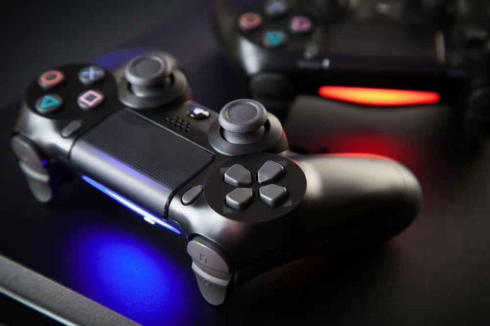 A7mad's tweet photo. اليوم الـ PlayStation 4 اكمل 10 سنوات منذ ان تم اطلاقه في الاسواق.
الـPS4 قدم نقلة كبيرة في الاداء مقارنةً بالجيل السابق حيث قدم جودة 1080P و 60 اطار في الالعاب، واطلق بعتاد سهل في التطوير وصحح اخطأ الـ PS3.
الجهاز تم اطلاقه بسعر 399$ وكان من اهم اسباب نجاحه أنه مايتطلب اتصال دائم بالنت للعب، بعكس الـ XBOX واللي حصل على موجة غضب كبيرة بسبب دعمه لهذا التوجه.
الـ Playstation 4 قدم مكتبة العاب قوية مثل:
- Bloodborne
- God of War
- Horizon Zero Dawn
- Uncharted 4
- Spider Man 1
الـ PS4 يعتبر واحد من انجح اجهزة البلاي ستيشن حيث اسطاع من بيع اكثر من 117 مليون وحدة حول العالم.
افضل تجربة لك مع الـPS4؟