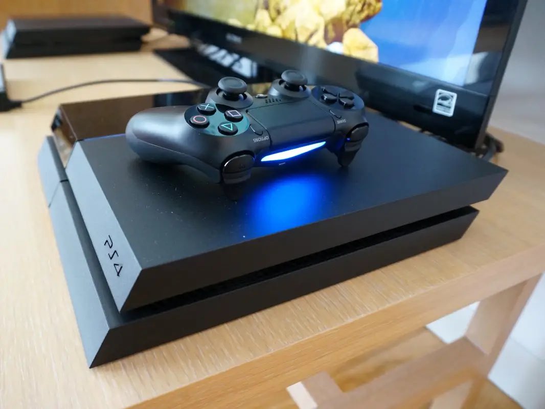 A7mad's tweet photo. اليوم الـ PlayStation 4 اكمل 10 سنوات منذ ان تم اطلاقه في الاسواق.
الـPS4 قدم نقلة كبيرة في الاداء مقارنةً بالجيل السابق حيث قدم جودة 1080P و 60 اطار في الالعاب، واطلق بعتاد سهل في التطوير وصحح اخطأ الـ PS3.
الجهاز تم اطلاقه بسعر 399$ وكان من اهم اسباب نجاحه أنه مايتطلب اتصال دائم بالنت للعب، بعكس الـ XBOX واللي حصل على موجة غضب كبيرة بسبب دعمه لهذا التوجه.
الـ Playstation 4 قدم مكتبة العاب قوية مثل:
- Bloodborne
- God of War
- Horizon Zero Dawn
- Uncharted 4
- Spider Man 1
الـ PS4 يعتبر واحد من انجح اجهزة البلاي ستيشن حيث اسطاع من بيع اكثر من 117 مليون وحدة حول العالم.
افضل تجربة لك مع الـPS4؟