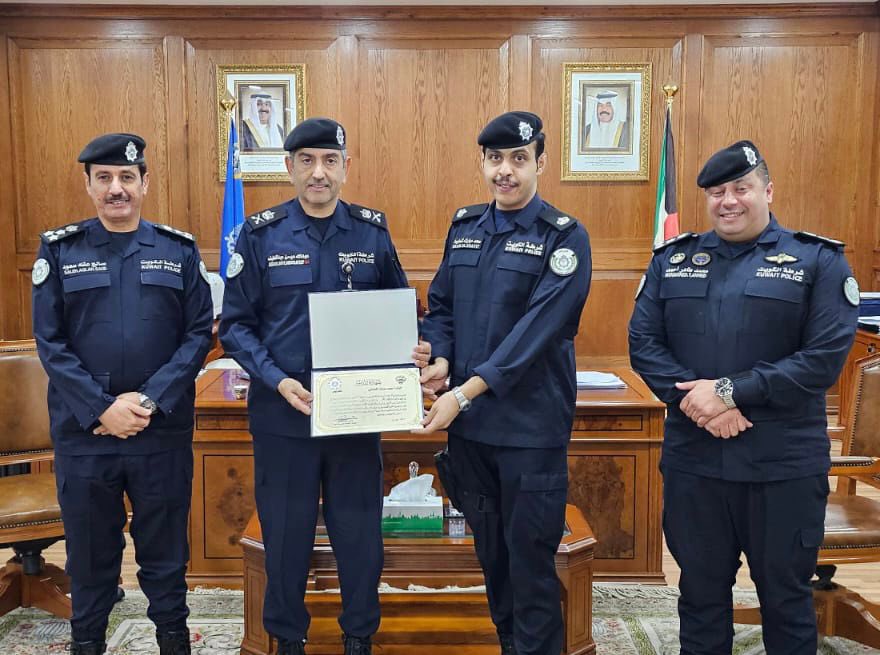 awan_kuwait's tweet photo. كرم الوكيل المساعد لشئون الامن العام والمرور والعمليات اللواء/ عبدالله عيسى الرجيب الرائد سعد مبارك العازمي من دوريات الجهراء ويعتبر سعد مبارك من نخبة الظباط الذين يستحقون هذا التكريم من قبل اصحاب الكرم لما يقوم به من دور فعال في خدمة البلاد والعباد
 #امطار_الكويت
#مجلس_الأمة https://t.co/2I6BhtjnzW