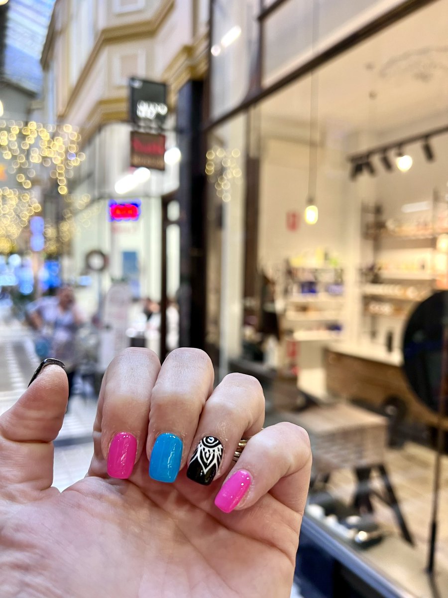 Nail day in Melbourne! Shout out to Glam Nails in the Royal Arcade on Bourke Street, Melbourne for a finessed set of acrylics and beautiful hand painting 🥰