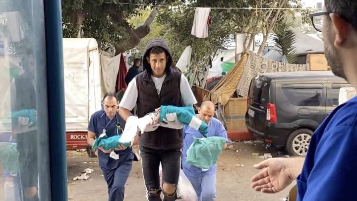 almuariza's tweet photo. 🔴Soldados israelíes han entrado en el principal hospital de Gaza, Al Shifa. 
Dicen que ahí está el centro de mando de Hamás.
🔴Cientos de pacientes están atrapados en un fuego cruzado y sin medios para ser atendidos.
🔴Se están cavando fosas comunes junto al hospital porque no hay refrigeración para los cuerpos.
🔴Los hospitales son edificios protegidos según las normas  del derecho internacional humanitario.