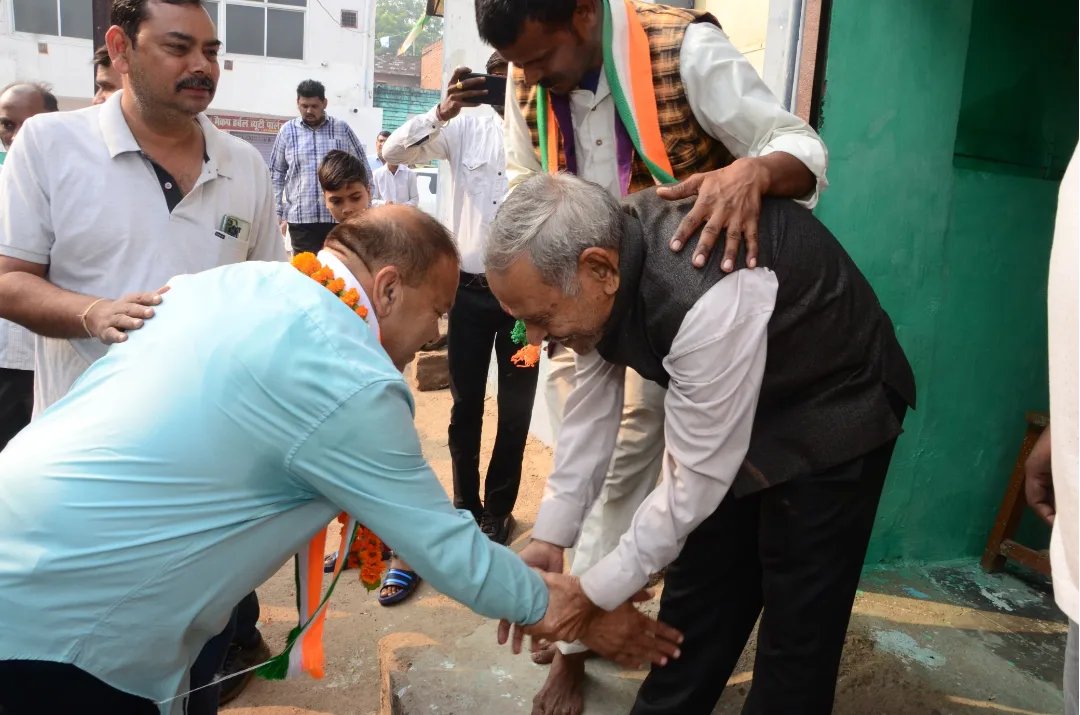 कांग्रेस ही आस और विश्वास है।

आगामी दिनांक 17 नवंबर 2023 को मतदान के पूर्व जनसम्पर्क के दौर में वार्ड क्रमांक 20 में जाकर देवतुल्य जनता-जनार्दन से सादर भेंटवार्ता कर आशीर्वाद प्राप्त किया।

यही आशीर्वाद हमारी प्रचंड विजय का साक्षी बनेगा, विकास ही मेरा कर्म है, यही मेरा धर्म है।