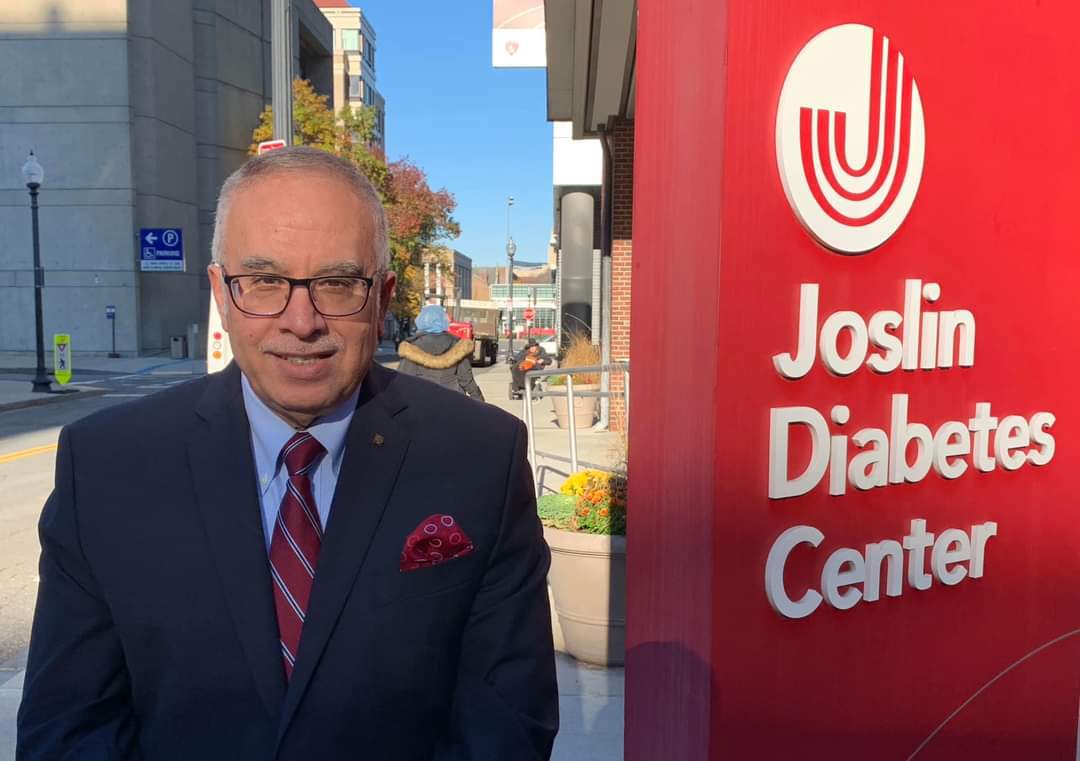 ١١ إنجازًا جديدًا في مجال علاج السكر!

بمناسبة اليوم العالمي للسكر، هذه آخر التطورات الرائعة في مجال مرض السكر وعلاجه:

١- ابتكار إنسولين طويل المفعول، يحقن مرة واحدة أسبوعيًّا لمرضى السكر من النوع الثاني. انتهت أبحاث المرحلة الثالثة والأخيرة، وفي انتظار موافقة هيئة الغذاء