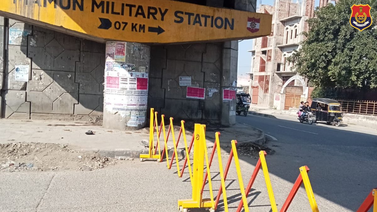 PathankotPolice's tweet image. &quot;Keeping the roads safe, The Pathankot Police have paved the way for seamless traffic with their newly installed traffic barricades.

#SmoothFlow #FollowTrafficRules