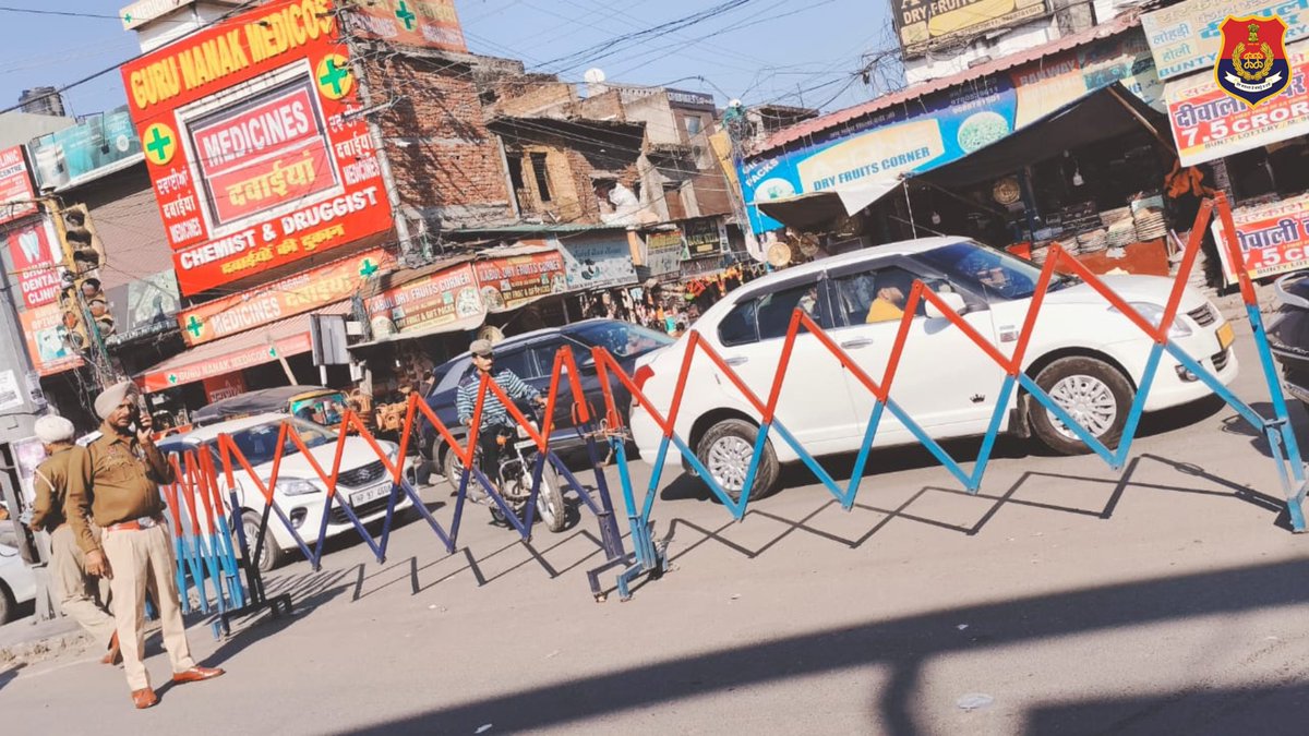 PathankotPolice's tweet image. &quot;Keeping the roads safe, The Pathankot Police have paved the way for seamless traffic with their newly installed traffic barricades.

#SmoothFlow #FollowTrafficRules