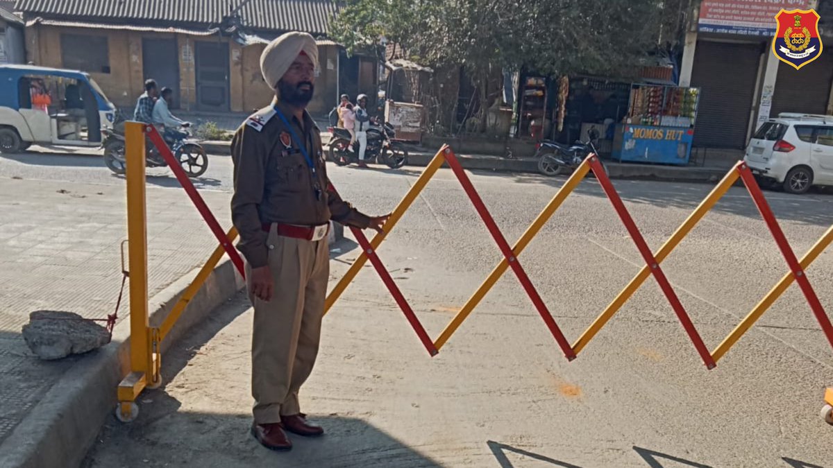 PathankotPolice's tweet image. &quot;Keeping the roads safe, The Pathankot Police have paved the way for seamless traffic with their newly installed traffic barricades.

#SmoothFlow #FollowTrafficRules