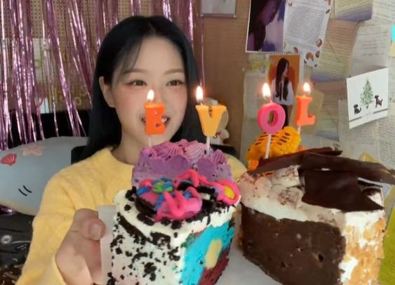 dailyaeong's tweet photo. happy birthday to our one and only aeong 💛 생일축하해요 ~~~ 

[🎧] #LOONA #LOOSSEMBLE #HYUNJIN https://t.co/l6VaPkEHJm