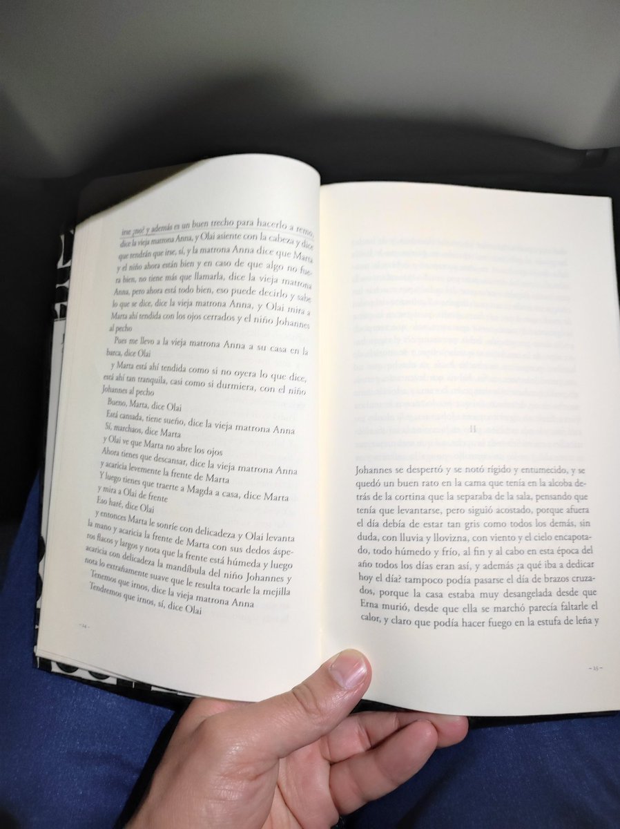 Con mi nueva lectura en el avión rumbo a Honduras por viaje de trabajo.