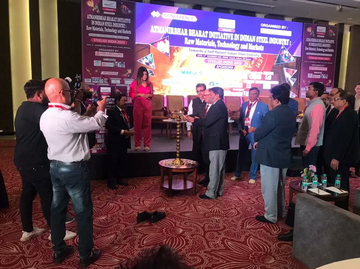 MOIL_LIMITED's tweet photo. We are delighted to share that Shri Ajit Kumar Saxena, CMD,  MOIL &amp; Additional Charge CMD , MECON, has received the accolade of "Production Efficiency Maestro of the Year" from Steel &amp; Metallurgy.

#Harekkaamdeshkenaam #MOILUpdates #MOILMilestone https://t.co/RQ4KrVmww9