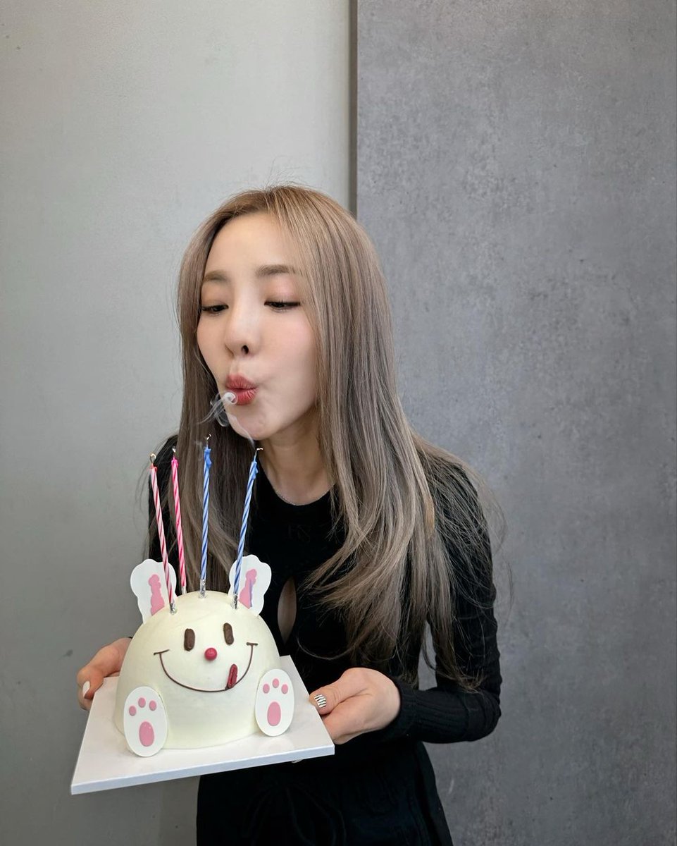 psngayondigital's tweet image. 'THANK YOU FOR ALL THE GREETINGS' 🥳

K-pop star na si Sandara Park, nag-upload ng ilang photos mula sa kanyang birthday week.

"Thank you for all the greetings 🎂🥳🥰 love you all~!!! #bdayweek🎉," sulat niya sa post.

(daraxxi/Instagram)