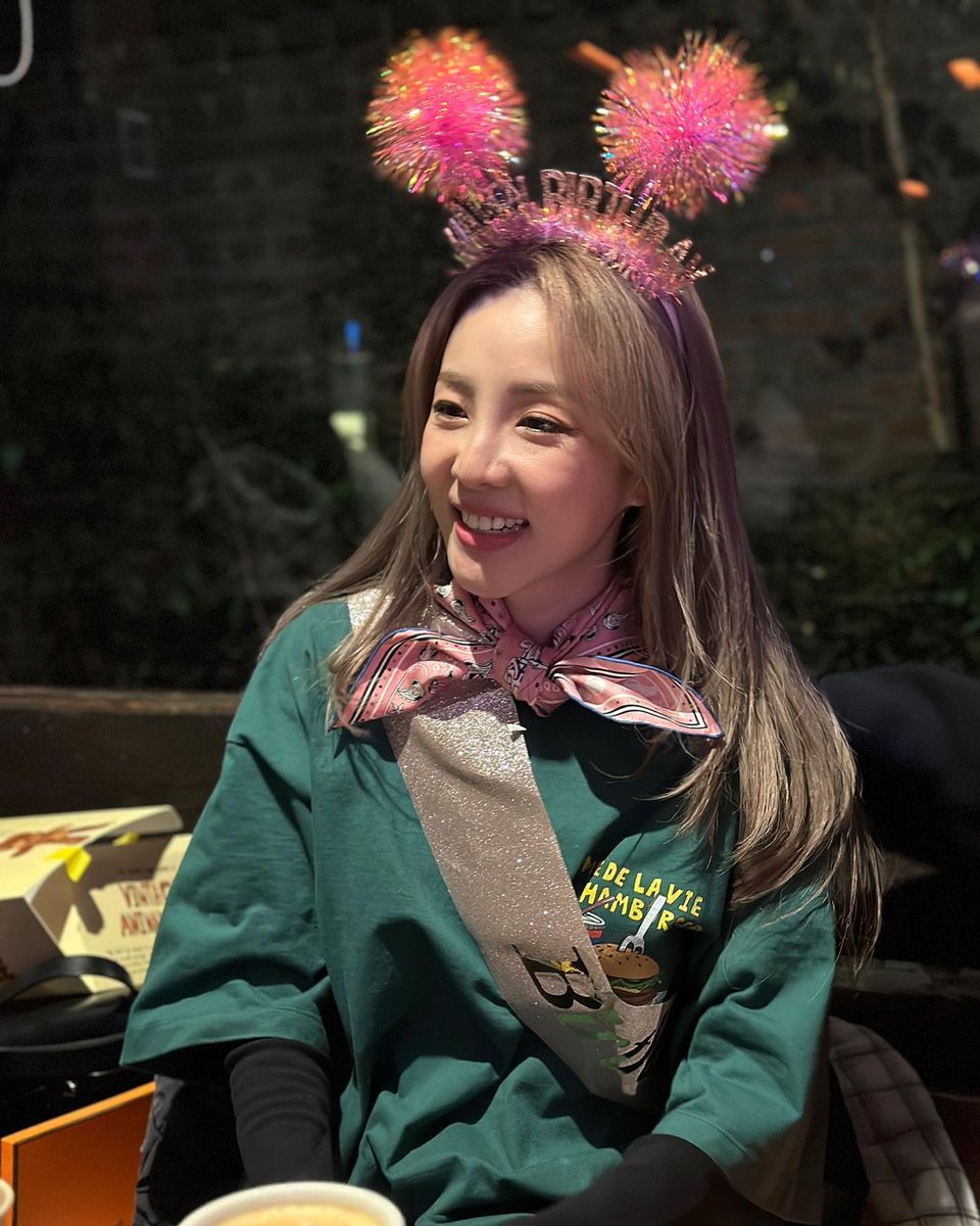 psngayondigital's tweet image. 'THANK YOU FOR ALL THE GREETINGS' 🥳

K-pop star na si Sandara Park, nag-upload ng ilang photos mula sa kanyang birthday week.

"Thank you for all the greetings 🎂🥳🥰 love you all~!!! #bdayweek🎉," sulat niya sa post.

(daraxxi/Instagram)