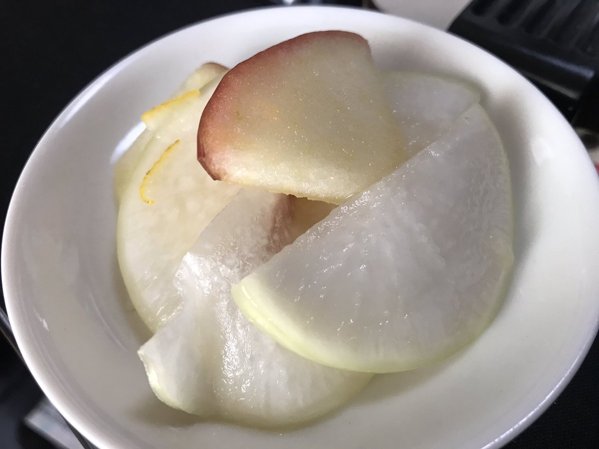 大根とリンゴとゆずを
蜂蜜とりんご酢で適当に漬けたんだけど  コレうめーの。
全部すりおろして凍らせたら
シャーベットなデザートにもなる。

入院後からコッテリ食生活から
180度変わって
いままで作った事もなかったような
身体に良さげな物を作ってるんだけど意外に美味しい発見が多い 