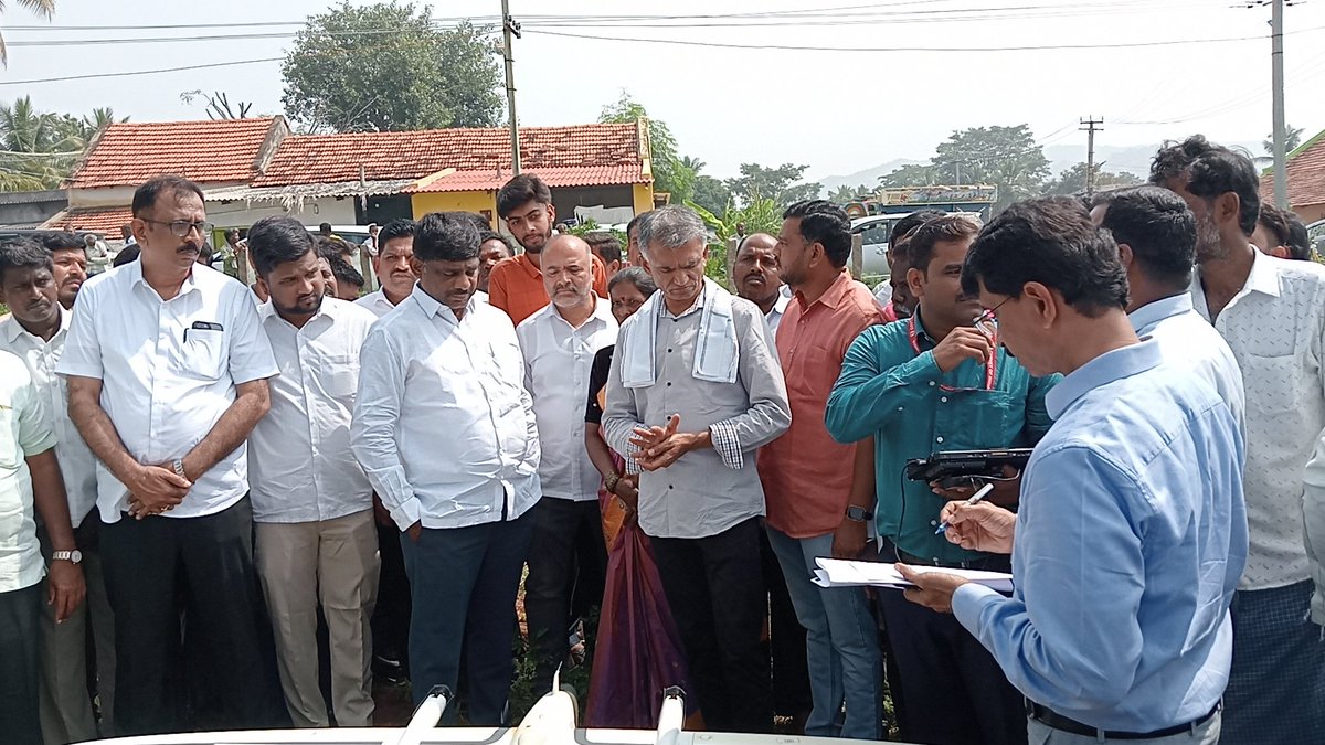 DIPR RAMANAGARA ರಾಮನಗರ ವಾರ್ತೆ (@vrmgm) on Twitter photo ಕಂದಾಯ ಸಚಿವರಾದ ಕೃಷ್ಣ ಬೈರೇಗೌಡ ಅವರು ಇಂದು (ನ. 15) ಕನಕಪುರ ತಾಲ್ಲೂಕು ಹುಕುಂದ ಗ್ರಾಮದಲ್ಲಿ ಆಧುನಿಕ ತಂತ್ರಜ್ಞಾನ ಆಧಾರಿತ ಮರು ಭೂ ಮಾಪನ ಕಾರ್ಯವನ್ನು ಪರಿಶೀಲನೆ ನಡೆಸಿದರು.
ಸಂಸದ ಡಿಕೆ ಸುರೇಶ್ ಶಾಸಕ ಎಸ್ ರವಿ ಜಿಲ್ಲಾಧಿಕಾರಿ ಡಾ. ಅವಿನಾಶ್ ಮೆನನ್ ರಾಜೇಂದ್ರ ಹಾಗೂ ಇತರರು ಉಪಸ್ಥಿತರಿದ್ದರು <a href="/DC_Ramanagara/">Deputy Commissioner Ramanagara</a> ಕಂದಾಯ ಸಚಿವರಾದ ಕೃಷ್ಣ ಬೈರೇಗೌಡ ಅವರು ಇಂದು (ನ. 15) ಕನಕಪುರ ತಾಲ್ಲೂಕು ಹುಕುಂದ ಗ್ರಾಮದಲ್ಲಿ ಆಧುನಿಕ ತಂತ್ರಜ್ಞಾನ ಆಧಾರಿತ ಮರು ಭೂ ಮಾಪನ ಕಾರ್ಯವನ್ನು ಪರಿಶೀಲನೆ ನಡೆಸಿದರು.
ಸಂಸದ ಡಿಕೆ ಸುರೇಶ್ ಶಾಸಕ ಎಸ್ ರವಿ ಜಿಲ್ಲಾಧಿಕಾರಿ ಡಾ. ಅವಿನಾಶ್ ಮೆನನ್ ರಾಜೇಂದ್ರ ಹಾಗೂ ಇತರರು ಉಪಸ್ಥಿತರಿದ್ದರು <a href="/DC_Ramanagara/">Deputy Commissioner Ramanagara</a>