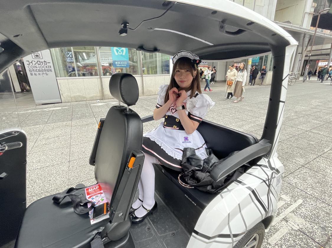 e_vtokyo's tweet photo. 先週末行われた #秋葉原にぎわい広場2023 では、弊社運営ツアー #evtokyo の #EVトゥクトゥク 無料乗車体験を実施！ 秋葉原のムチぽちゃメイドカフェShangrilaから、揚げ揚げみーとんさん、葉月しいなさん。そしてメイドカフェめいどりーみんからは、かぐやさん、るなさんにご乗車いただきました！ https://t.co/9HB034wUqT