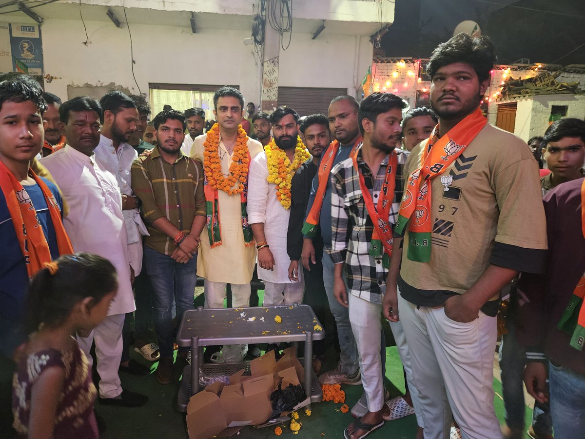 mayasinghbjp's tweet photo. हरनाम बजरिया के 30 से ज्यादा कॉंग्रेसी युवाओं ने कॉंग्रेस की विचारधारा से पेरशान होकर श्री अनिरूद्ध प्रताप सिंह जी एवं श्री इन्द्रजीत सिंह घुरैया जी के समक्ष बीजेपी की सदस्यता ली।
सिसोदिया मोहल्ला, गहलोत मोहल्ला के 40 से ज्यादा युवा साथियों ने बीजेपी की सदस्यता ली।
#bjp #BJP4IND https://t.co/j4nLjHQPGA