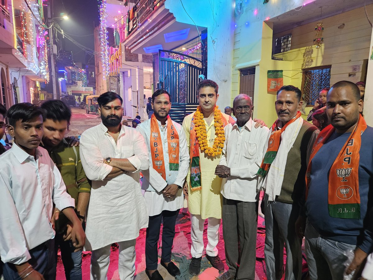 mayasinghbjp's tweet photo. हरनाम बजरिया के 30 से ज्यादा कॉंग्रेसी युवाओं ने कॉंग्रेस की विचारधारा से पेरशान होकर श्री अनिरूद्ध प्रताप सिंह जी एवं श्री इन्द्रजीत सिंह घुरैया जी के समक्ष बीजेपी की सदस्यता ली।
सिसोदिया मोहल्ला, गहलोत मोहल्ला के 40 से ज्यादा युवा साथियों ने बीजेपी की सदस्यता ली।
#bjp #BJP4IND https://t.co/j4nLjHQPGA