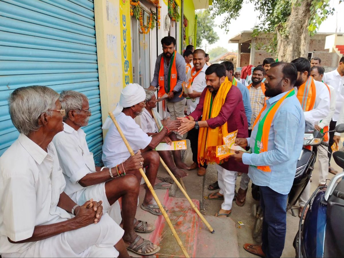 Doodi_Srikanth's tweet photo. ఈరోజు పాలమాకుల గ్రామంలో బిజెపి సిద్దిపేట నియోజకవర్గ అభ్యర్థి దూది శ్రీకాంత్ రెడ్డి గారి ప్రచారం
#PostBy
#TEAM_DSR #Vote4BJP #vote #Telanganaelection2023 #Telangana_BJP https://t.co/JdEnpOwl1o