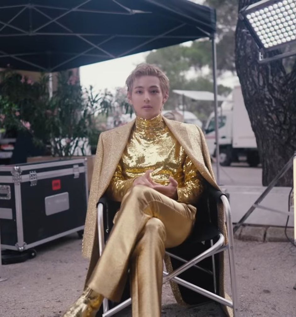 piedviperkoo's tweet photo. after they spray the golden perfume : https://t.co/F0gsfk98p0