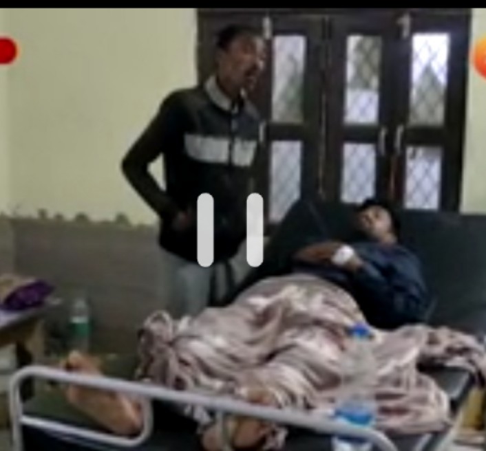 TrueStoryUP's tweet photo. रेप की कोशिश कर रहे युवक का प्राइवेट पार्ट काटकर कोतवाली पहुँच गई महिला...

UP: कौशांबी में रेप का प्रयास कर रहे एक युवक का महिला ने प्राइवेट पार्ट ही काट दिया। महिला खुद ही पॉलीथिन में कटा हुआ पार्ट लेकर कोतवाली पहुँच गई।कौशांबी जिले के मझनपुर थाना क्षेत्र में रहने वाली महिला शबनम ( बदला नाम ) का पति सऊदी अरब में रह कर ड्राइवर का काम करता था। महिला का आरोप है कि उसके नौक��� निजामुद्दीन की नीयत बदल गई।जब घर पर कोई नही था, तब मौका पाकर दोपहर में निजामुद्दीन ने उसके साथ रेप करने की कोशिश की। लेकिन महिला ने होशियारी दिखाते हुए, उसको दरवाजा बंद करने के बहाने निकली, और किचन से चाकू लाकर उसका लिंग काट दिया।लिंग कटने के बाद युवक किसी तरह मौके से भाग निकला। उधर महिला युवक का लिंग लेकर थाने पहुच गयी और अपनी आप बीती बताई.उसकी बात सुनकर सभी हैरान थे। महिला ने थाने में लिखित शिकायत दी है. हालांकि मामले की जांच करने की बात कहकर इस बाबत पुलिस के कोई भी अधिकारी कुछ भी अभी नहीं बोल रहे हैं।

क्या कहना हैं घायल का...
हालांकि निजामुद्दीन का इस मामले में कुछ और ही कहना हैं.उसने बताया कि महिला के यहां वह बचपन से ही काम करता है. महिला ने उसको अपने घर बुलाया और उसके मुंह पर रुमाल रख कर बेहोश कर दिया और उसके बाद उसका लिंग काट दिया.होश आने पर उसको लिंग क��टे जाने की जानकारी हुई। इसके बाद वह किसी तरह घर पहुंचा और फिर चाचा ने उसको एक प्राइवेट अस्पताल में भर्ती कराया. उसका इलाज चल रहा है। पुलिस दोनों पक्षों से पूछताछ में जुटी है, ताकि सच्चाई का पता लगाया जा सके। महिला के पति से भी संपर्क साधने की कोशिश हो रही है।

@Uppolice  #koushambi