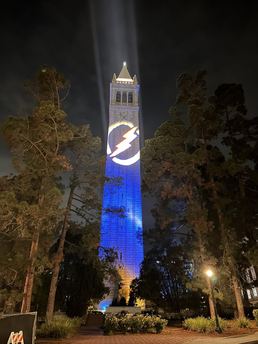 seanyodarouse's tweet photo. Flash logo on the South face โฆ and then the Batman logo appeared on the West face. Perhaps I need to show up later. #BigGameWeek https://t.co/Kdm6BfWJeq