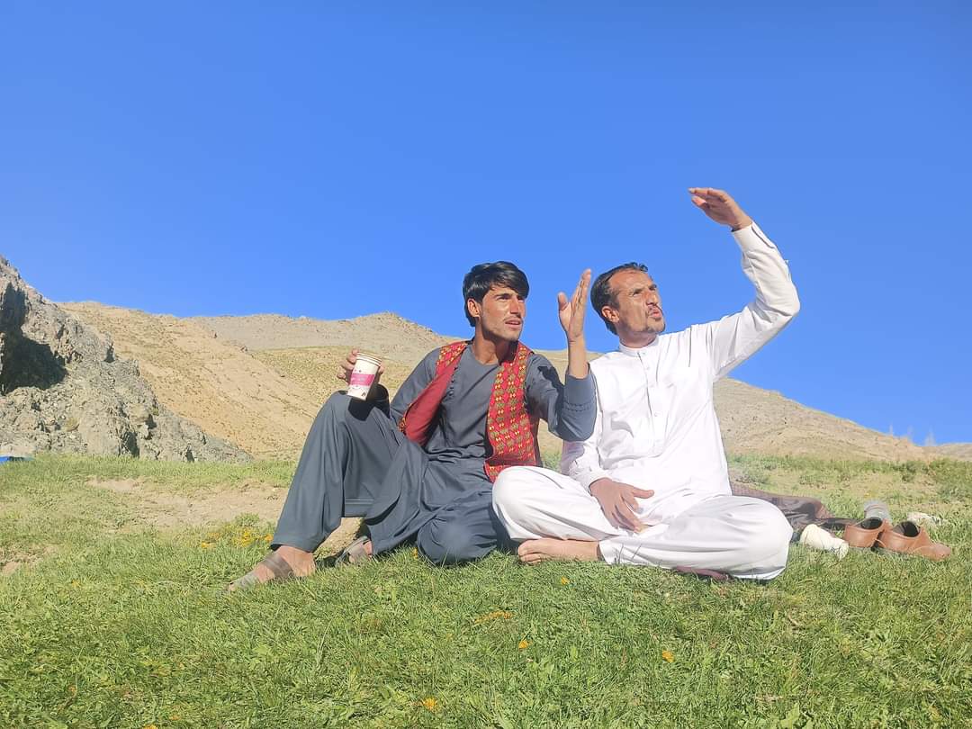 Tariqayoobi's tweet photo. شاعر او د پوهنتون استاذ رحمت الله مبین په خپله فېسبوک پاڼه له لاندي انځورونو سره داسې لیکلي.

صفا شاهي دوره ده 
آمن، امان، سکون . . . خدایه دا شپې ورځې له موږ مه اخله، خو تر دې ښه وختونه راوله...

یادونه: هغه وچه ډوډۍ ګیلاس اوبه دي وي خو سوله دي وي شعر هم مبین صیب لیکلی دی. https://t.co/RkN0scg7v5