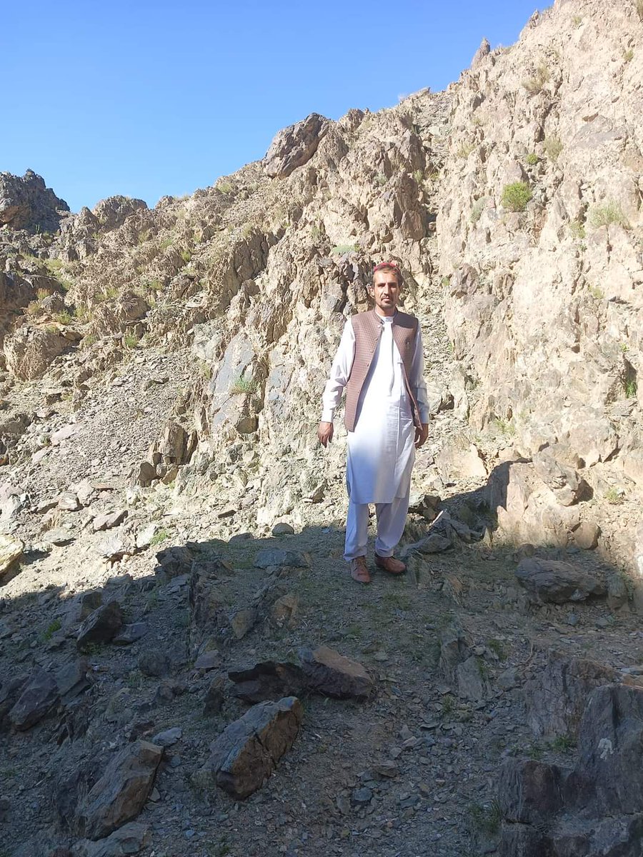 Tariqayoobi's tweet photo. شاعر او د پوهنتون استاذ رحمت الله مبین په خپله فېسبوک پاڼه له لاندي انځورونو سره داسې لیکلي.

صفا شاهي دوره ده 
آمن، امان، سکون . . . خدایه دا شپې ورځې له موږ مه اخله، خو تر دې ښه وختونه راوله...

یادونه: هغه وچه ډوډۍ ګیلاس اوبه دي وي خو سوله دي وي شعر هم مبین صیب لیکلی دی. https://t.co/RkN0scg7v5