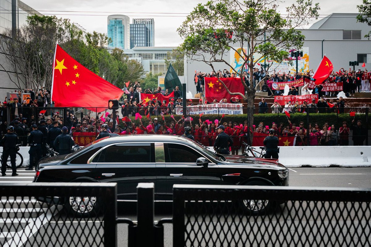 leige88888's tweet photo. 这张照片拍的真好，并且也让大家看到了事实：真没有反贼敢去🤣🤣🤣🤣🤣🤣
反贼在美国都干不过爱国华人华侨，在中国，反贼活在阴沟里，在美国，反贼依然活在阴沟里🤣🤣🤣🤣🤣
丢死人了丢死人了～～推特上这些反华大号你们这么好的刷流量扛大旗的机会怎么不往上冲啊？是买不起去旧金山的机票吗？🤣🤣🤣🤣🤣以后看你们在网上反华我们就笑你们这帮怂蛋