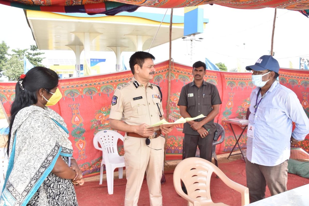 MalkajgiriCop's tweet photo. #TelanganaAssemblyElections2023
#CP_Rachakonda Sri. #DS_Chauhan_IPS, #Surprise_check to police #checkposts at Kothaguda & PeddaAmberpet & checked the facilities and functioning and interacted with the staff & exhorted them to remain alert.
#Elections2023 https://t.co/8LgsWAWTPq