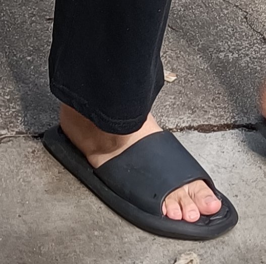 HandsomeFeetLover tweet media