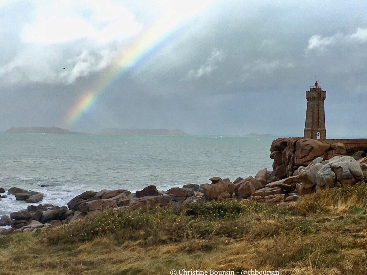 #Bretagne Magique arc-en-ciel après l’#orage au phare de Mean Ruz à #Ploumanach ! 🌈 #rainbow #orages