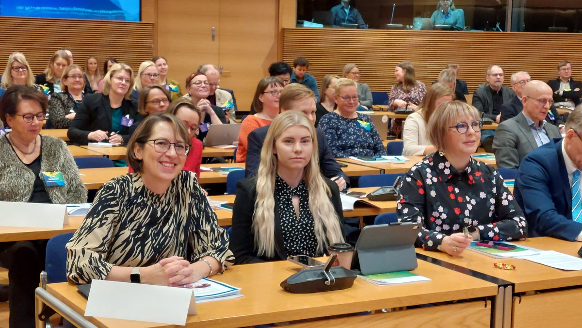 MMM (@mmm_fi) on Twitter photo Tulevaisuusvaliokunnan puh.johtaja Aino-Kaisa Pekonen pohti puheenvuorossaan maaseudun tulevaisuutta. Monet globaalitkin trendit vaikuttavat jo nyt maaseutuumme. Arviointia tulisikin kytkeä enemmän tulevaisuudenkuviin ja lainsäädäntöä tehdä ennakoivasti. <a href="/akpekonen/">Aino-Kaisa Pekonen</a> <a href="/SariEssayah/">Sari Essayah</a> Tulevaisuusvaliokunnan puh.johtaja Aino-Kaisa Pekonen pohti puheenvuorossaan maaseudun tulevaisuutta. Monet globaalitkin trendit vaikuttavat jo nyt maaseutuumme. Arviointia tulisikin kytkeä enemmän tulevaisuudenkuviin ja lainsäädäntöä tehdä ennakoivasti. <a href="/akpekonen/">Aino-Kaisa Pekonen</a> <a href="/SariEssayah/">Sari Essayah</a>