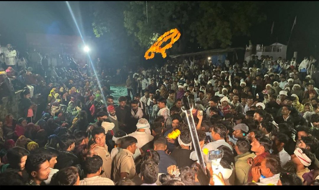 theamarbeshki's tweet photo. #सवाईमाधोपुर विधानसभा में @DrKirodilalBJP जी को स्वागत के लिए देर रात इतनी भीड़ ने दिल जीत लिया इस से यह अनुभव हो रहा है सबसे ज्यादा मतो का रिकॉर्ड बनाने का प्रतीत हो रहा है,आप सभी के ��थाह स्नेह, समर्थन, एवं आशीर्वाद का तहे दिल से आभार एवं धन्यवाद। https://t.co/BETnlBNVpg