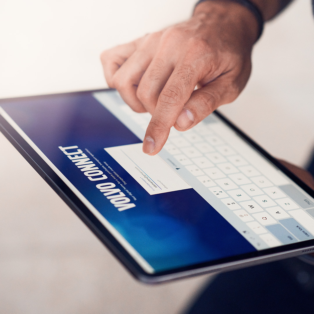 VolvoTrucks's tweet photo. Want an easier way to manage your fleet? Volvo Connect gives you instant access to a world of digital services that help you plan routes, save fuel, track the performance of your trucks and drivers, and much more. Info here: https://t.co/GgIoET2d94 #VolvoConnect #KeepRolling https://t.co/pPMlfy7mKa