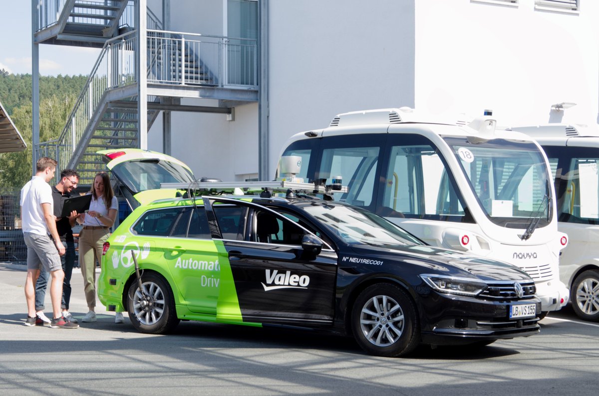 ValeoDE's tweet photo. Fakt 86/100: Valeo hat seit 2016 ein Forschungs- und Entwicklungszentrum in #Kronach, in dem rund 190 Experten und Studierende das #autonomeFahren ständig weiterentwickeln. Die erfolgreiche Zusammenarbeit mit der @hs_coburg, inklusive eigenem Masterstudiengang, ist sehr gut. https://t.co/oyMoKEDrtv