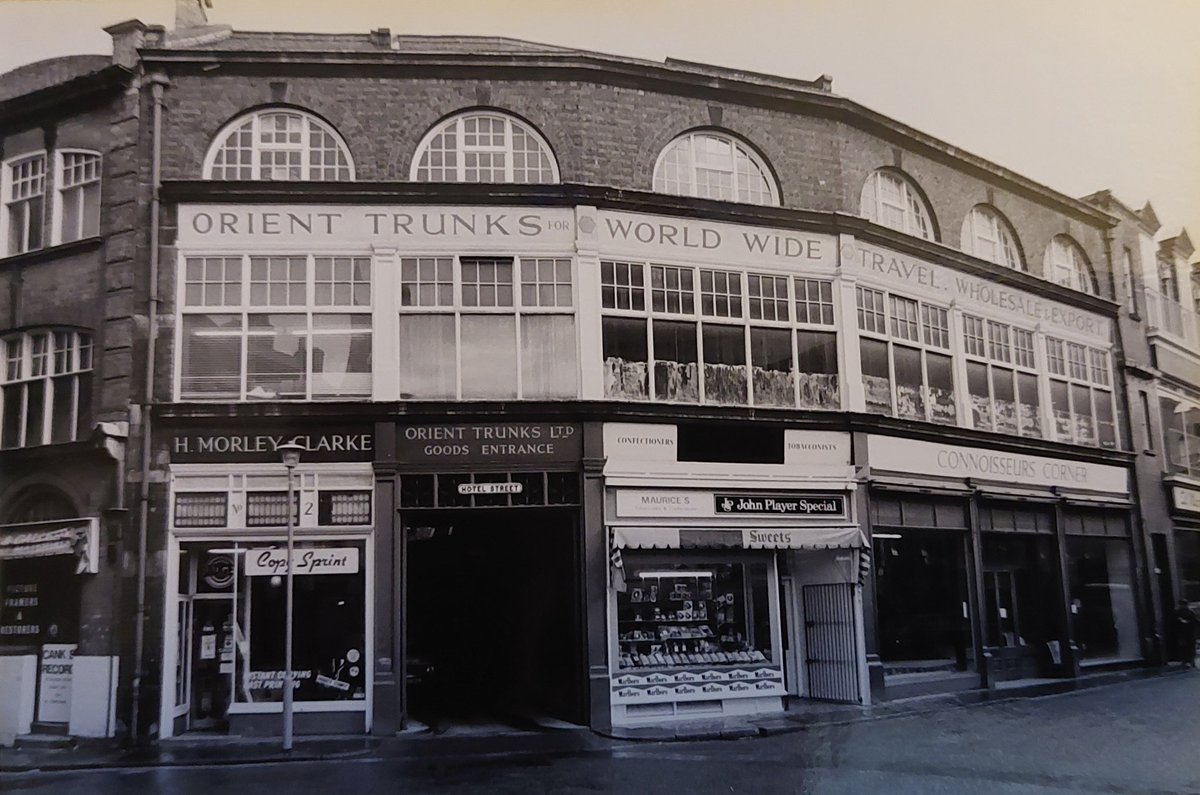 #WindowsOnWednesday
One from the archive.
Orient Trunks, Hotel Street #Leicester Opened 1903 (?), latterly The Case restaurant (1990-July 2023)
@mungotalks @FootballOTSoar @coolasleicester @civicsociety @leicestermuseum @LeicsArchHisSoc @VisitLeicester