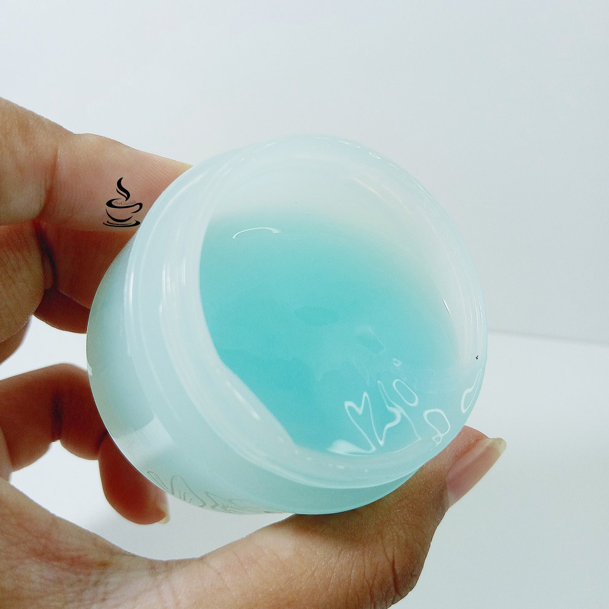 coffeecrushhh's tweet photo. Nemu lagi moist gel yg enak dan nyaman dipake. Apalagi warnanya biru kyk vibesnya ada sensasi cooling gitu yaaa. Dan fokusnya moist ini ke skin barrier. https://t.co/2CRBPjD6UQ