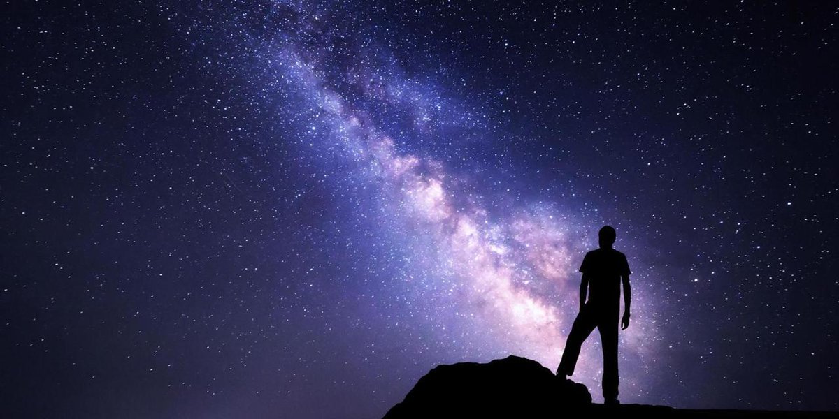 owl_astro's tweet photo. Un ojo "promedio" puede ver estrellas tan débiles como la magnitud 6.5, lo que hace que, a simple vista podamos ver (máximo) 9096 estrellas. Así, aceptando que podamos ver la mitad del cielo de golpe, veríamos ~4500 estrellas máximo #unpocodeastro #FelizMiércoles (Imagen: @BBC) https://t.co/Kp2jycJEh6